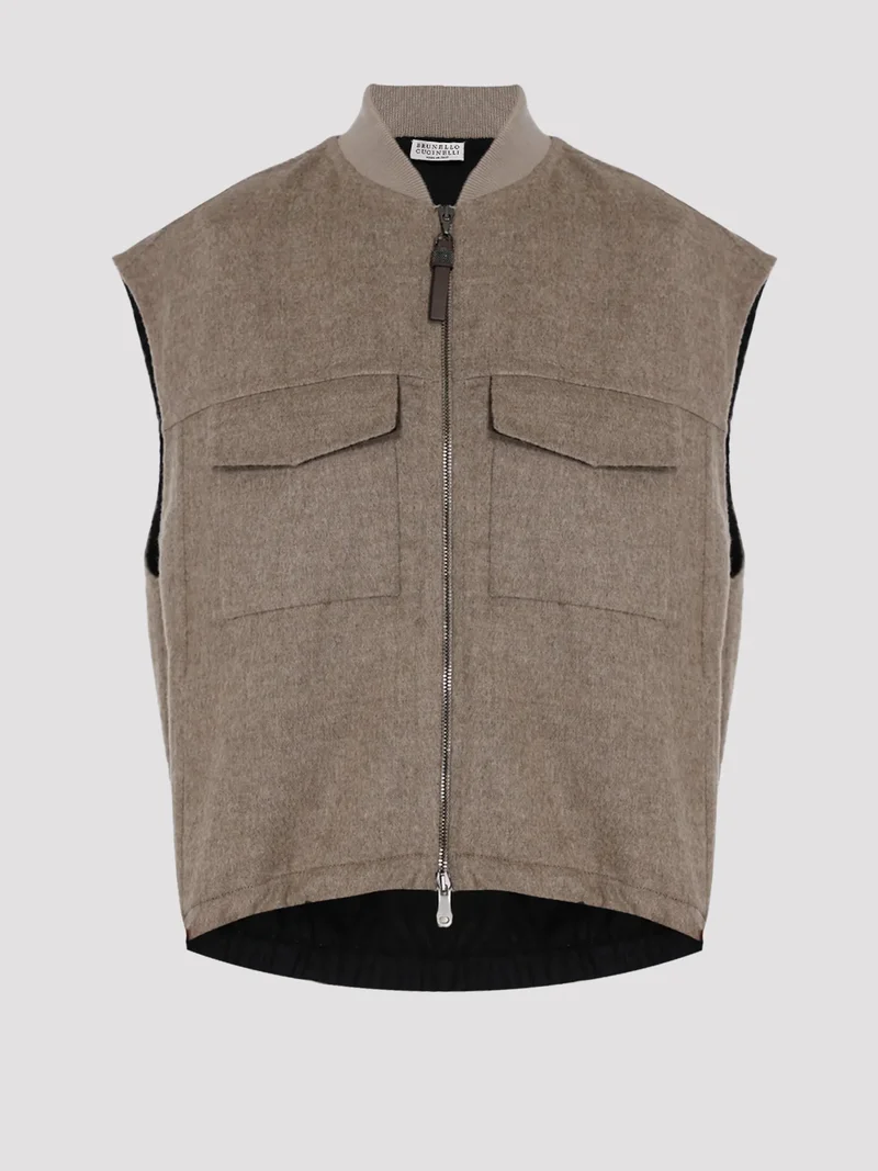 Жилет цвет светло-коричневый